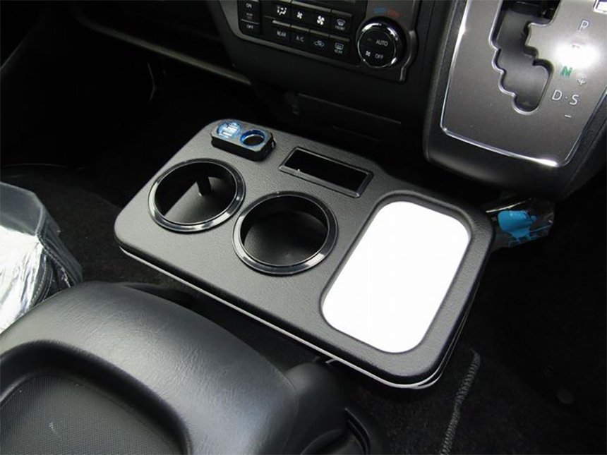 ハイエース　エレガントフロントセンタードリンクホルダー(USB充電付)