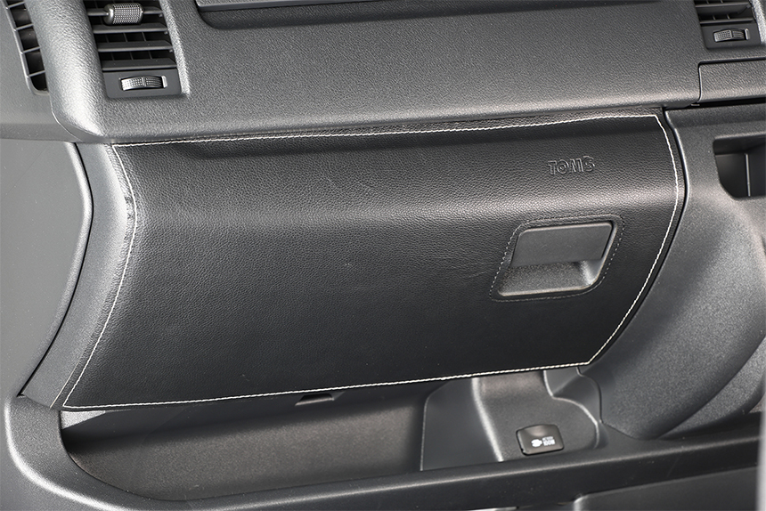 ハイエース 標準ボディー専用 TOM’s ドアキック＆グローブボックスプロテクターセット