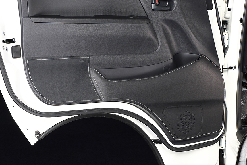 ハイエース 標準ボディー専用 TOM’s ドアキック＆グローブボックスプロテクターセット