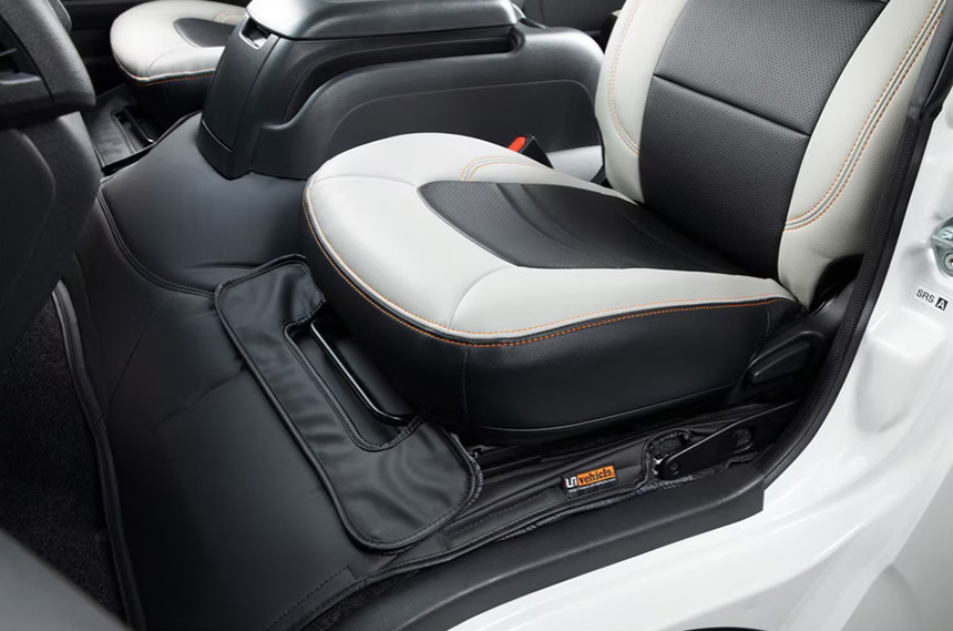 ハイエース専用 アウリコレザー エンジンルームカバー フロント画像