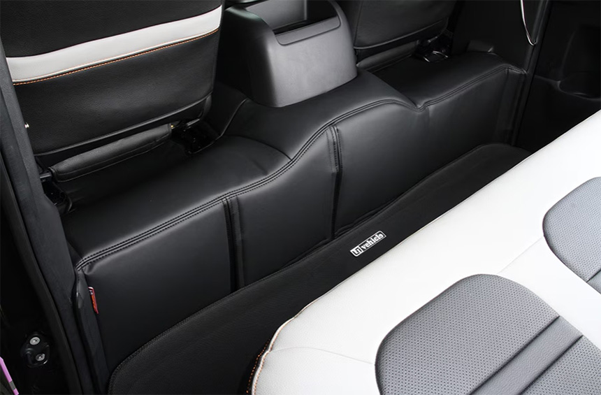 ハイエース専用 アウリコレザー エンジンルームカバー 装着イメージ